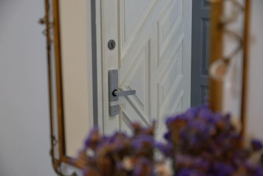 White Door Apartments Heart Of Odessa 4 Εξωτερικό φωτογραφία