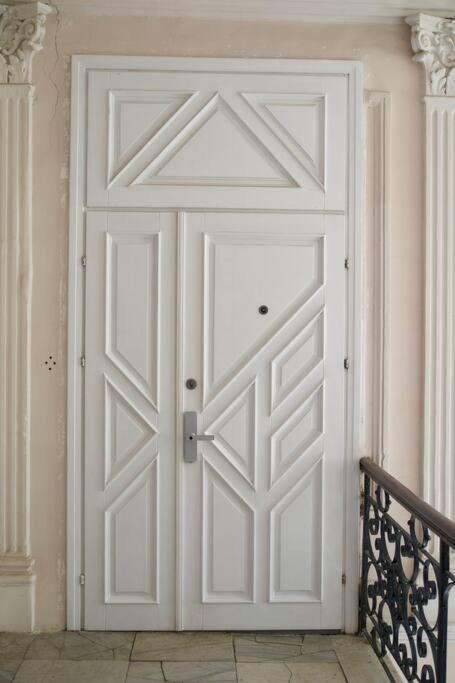 White Door Apartments Heart Of Odessa 4 Εξωτερικό φωτογραφία
